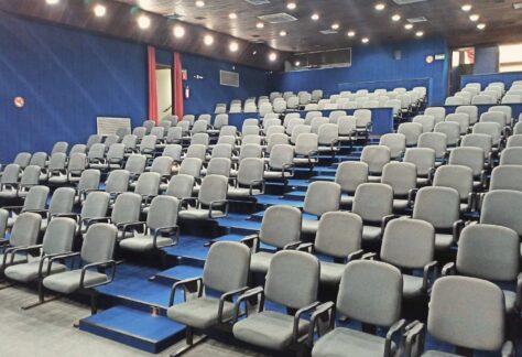 AUDITÓRIOO auditório possui capacidade para até 180 pessoas. Sua estrutura conta com poltronas retráteis com apoio para escrever, equipamento de som, recursos audiovisuais, além de proporcionar visibilidade total para o palco. A estrutura é ideal para encontros, eventos, treinamentos proporcionando conforto aos participantes.