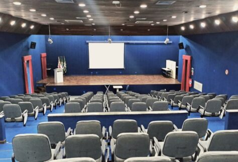 AUDITÓRIOO auditório possui capacidade para até 180 pessoas. Sua estrutura conta com poltronas retráteis com apoio para escrever, equipamento de som, recursos audiovisuais, além de proporcionar visibilidade total para o palco. A estrutura é ideal para encontros, eventos, treinamentos proporcionando conforto aos participantes.