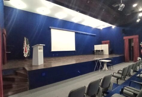 AUDITÓRIOO auditório possui capacidade para até 180 pessoas. Sua estrutura conta com poltronas retráteis com apoio para escrever, equipamento de som, recursos audiovisuais, além de proporcionar visibilidade total para o palco. A estrutura é ideal para encontros, eventos, treinamentos proporcionando conforto aos participantes.