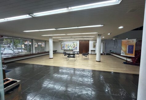 HALL DE ENTRADAO Hall de entrada da AECIC, é um espaço de apoio para os eventos, e,  também é um espaço que pode ser utilizado para exposições e coffee breaks.
