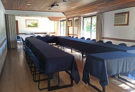SALA DE REUNIÃO 2 - Para até 40 pessoasA AECIC coloca à disposição de seus associados 3 salas de reuniões, práticas e ideais para treinamentos, pequenos encontros e reuniões.